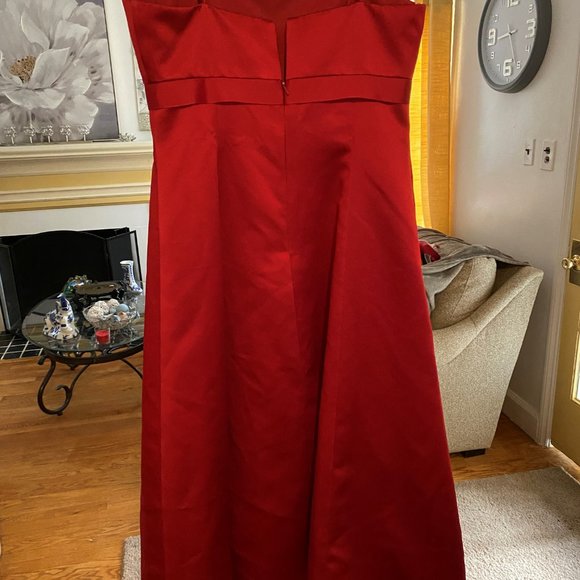 David's Bridal:RED AND WHITE WEDDING DRESS w/ONE BRIDESMAID AND TWO FLOWER GIRL - Picture 10 of 16